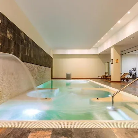 Luxury Ground Floor With Facilities דירה *