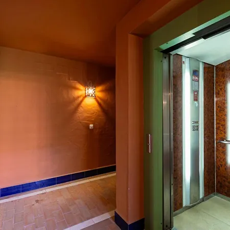 Luxury Ground Floor With Facilities דירה *